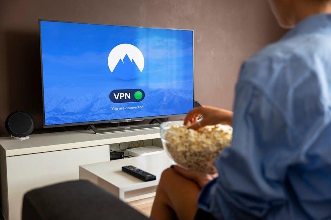 Moana_2__disponibile_in_streaming_su_Disney_TP5FytMUWi - Confidenze24 Source: Stefan Coders - pexels - A relaxed scene at home with a person enjoying popcorn while watching a VPN-protected TV.