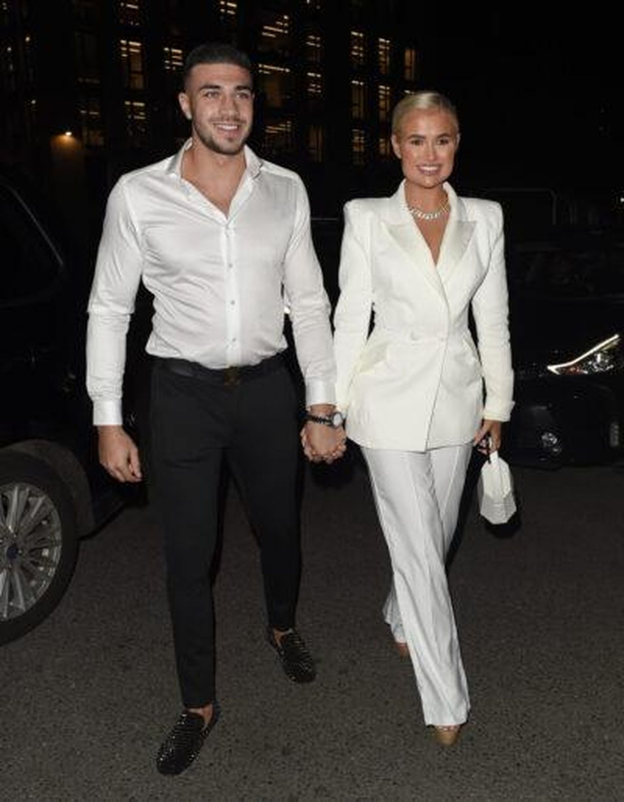MollyMae_accenna_a_un_ritorno_con_Tommy_Fury_RBX4Kbu0KF - Confidenze24 Source: Splash News - - Molly-Mae e Tommy si tengono per mano
