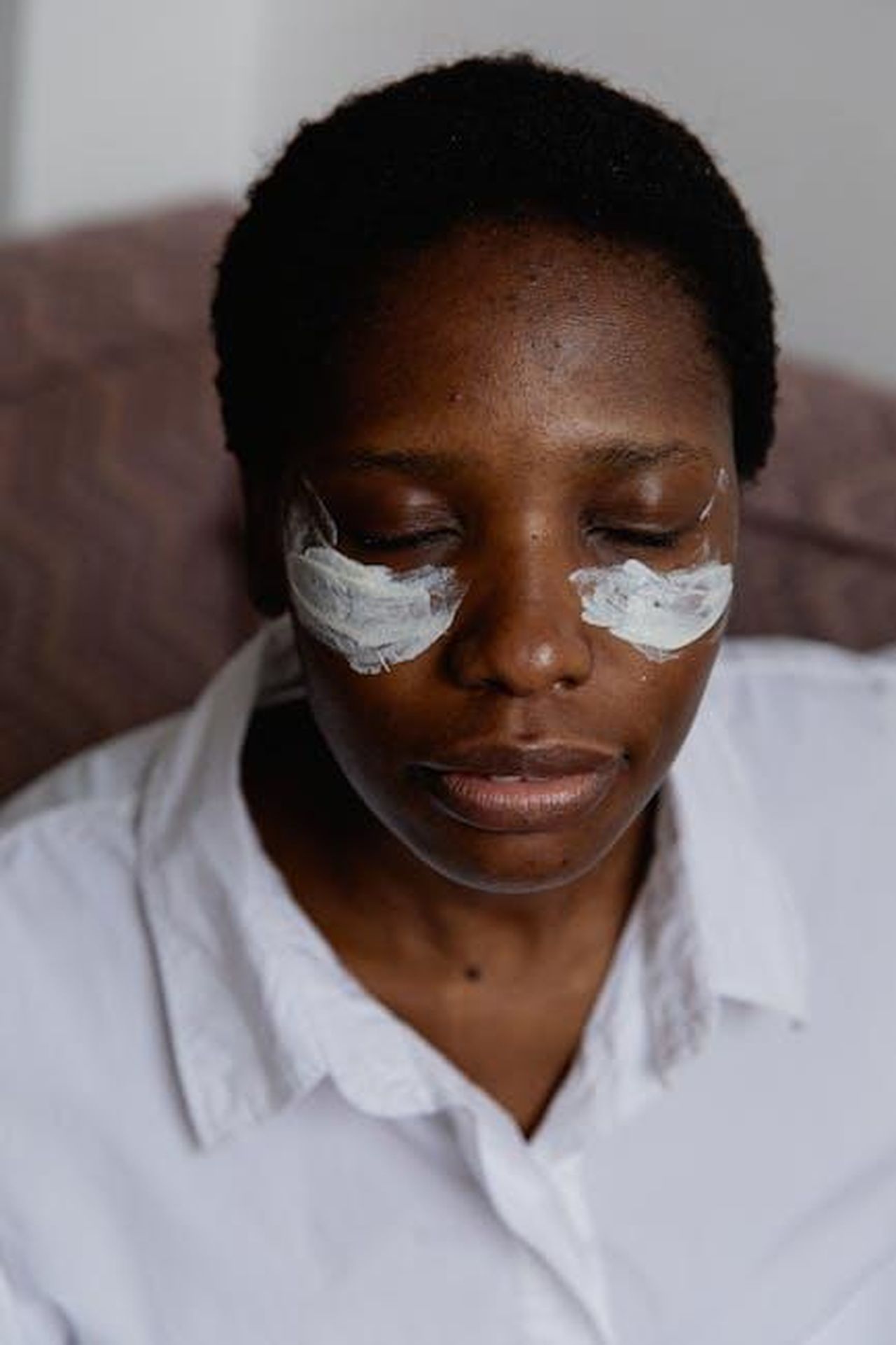 Molly_sulla_sua_esperienza_con_il_dermaplaning_tRylle0htE - Confidenze24 Source: Darina Belonogova - pexels - Close-up portrait of a woman with face masks under her eyes, conveying relaxation and self-care.