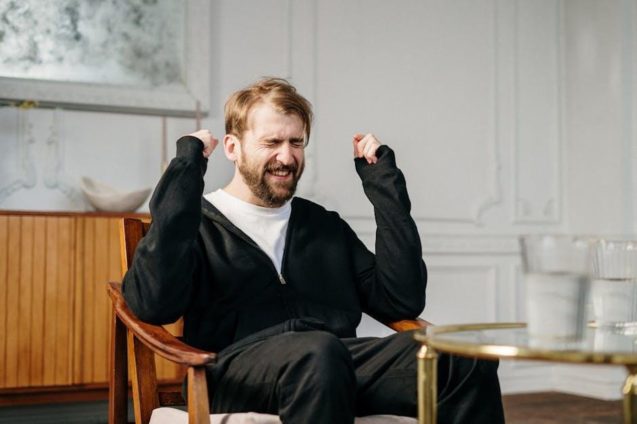 Molti_aspetti_trattati_in_modo_reale_e_crudo_dlVmcTQwtW - Confidenze24 Source: cottonbro studio - pexels - A bearded man expressing emotional distress in a modern interior setting, seeking mental health support.