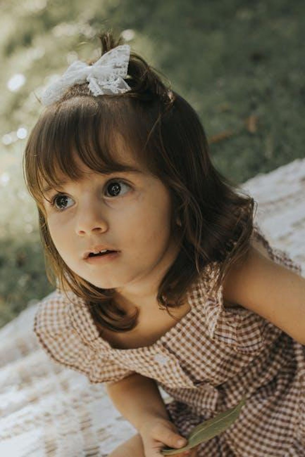 Momenti_condivisi_tra_Capshaw_e_Lucia_8PiFZPrdsr - Confidenze24 Source: juliane Monari - pexels - Adorable young girl with a bow in hair enjoying a sunny day outdoors.