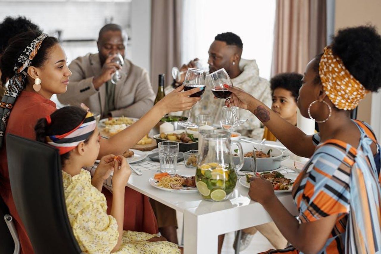 Momenti_di_famiglia_e_divertimento_W17VG3k1Eu - Confidenze24 Source: August de Richelieu - pexels - A joyful family gathering sharing a meal indoors, celebrating with wine and delicious food.