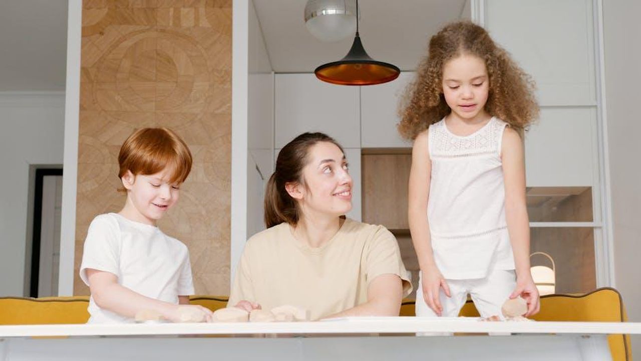 Momenti_preziosi_tra_madre_e_figlia_7ehalpfV4M - Confidenze24 Source: Artem Podrez - pexels - A cheerful family enjoying quality time at home, playing together indoors.