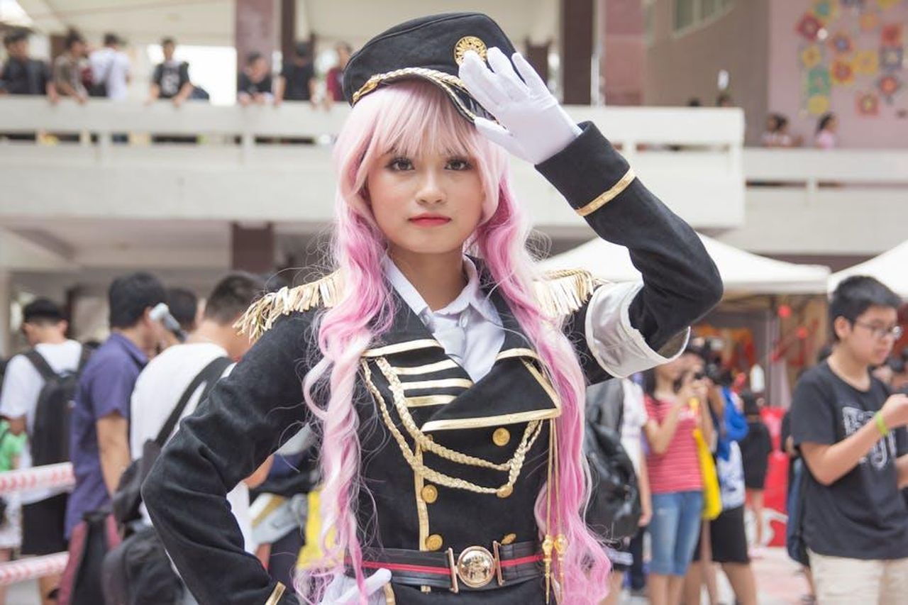 Momenti_pubblici_significativi_dal_2007_al_2025_YHXxav9Xu8 - Confidenze24 Source: meijii - pexels - Young woman in detailed cosplay outfit saluting at an indoor event.