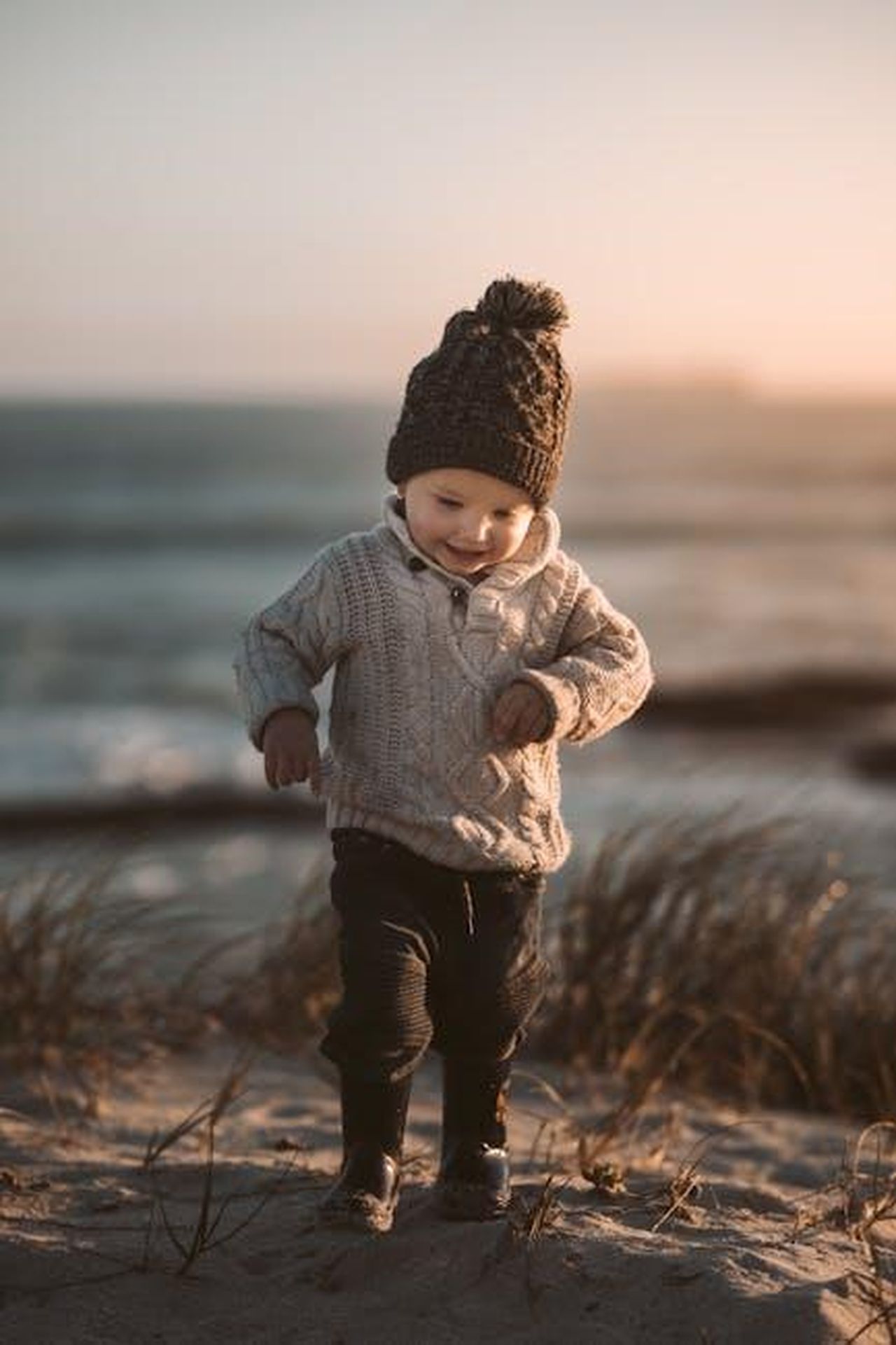 Momenti_speciali_con_le_figlie_SgEIy1zwMx - Confidenze24 Source: Taryn Elliott - pexels - Adorable toddler in warm knitwear exploring a sandy beach with a joyful smile at sunset.