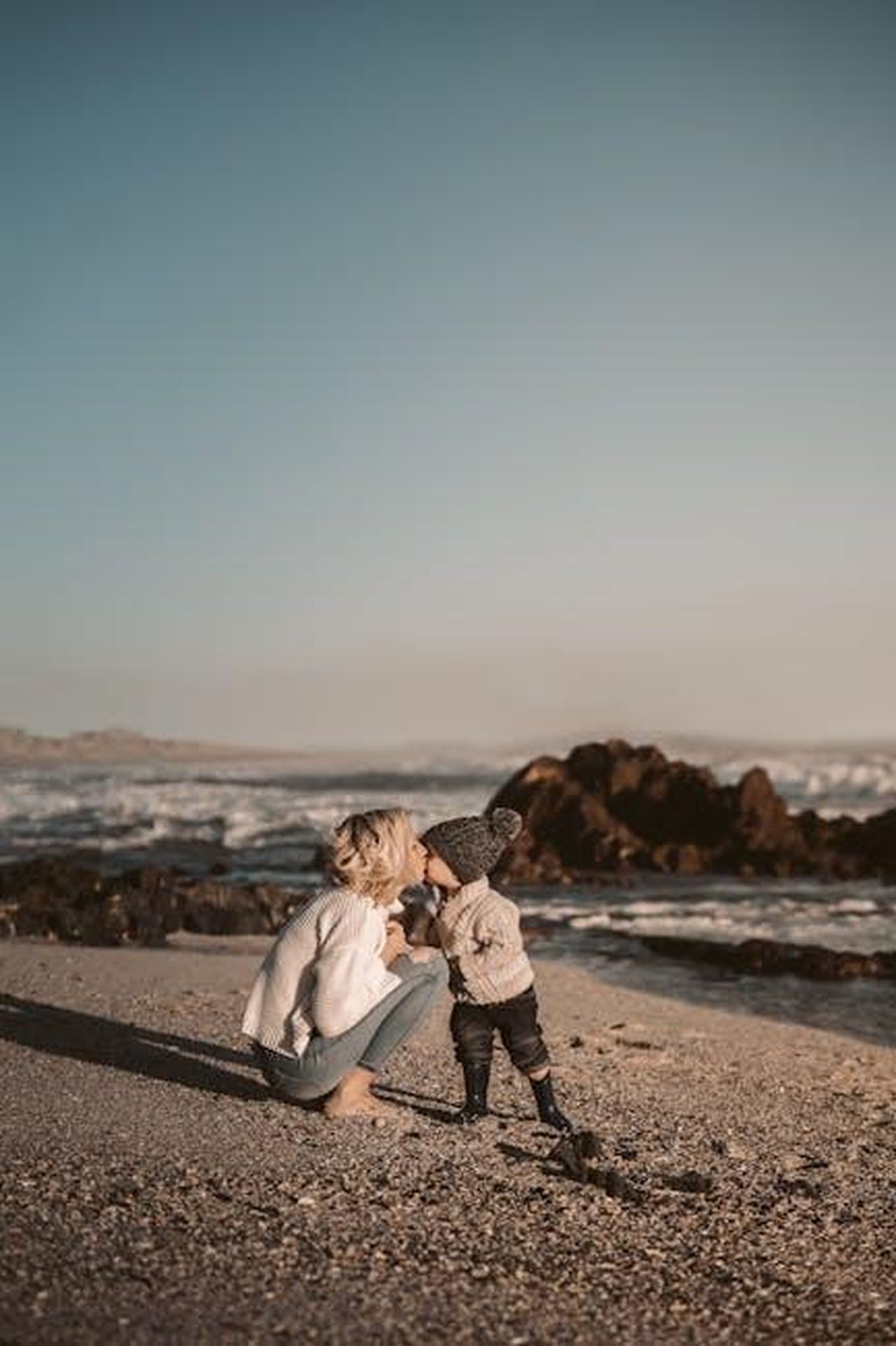Momenti_speciali_della_maternit_per_Anna_Faris_69VI3O86PY - Confidenze24 Source: Taryn Elliott - pexels - A touching scene of a mother and child sharing a kiss on a scenic beach during sunset.
