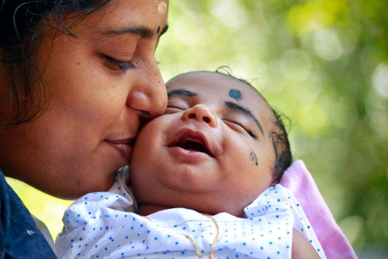 Momenti_speciali_tra_Keke_e_Leo_nt0TF55zpC - Confidenze24 Source: Nandhu Kumar - pexels - Heartwarming portrait of a mother kissing her smiling baby outdoors.