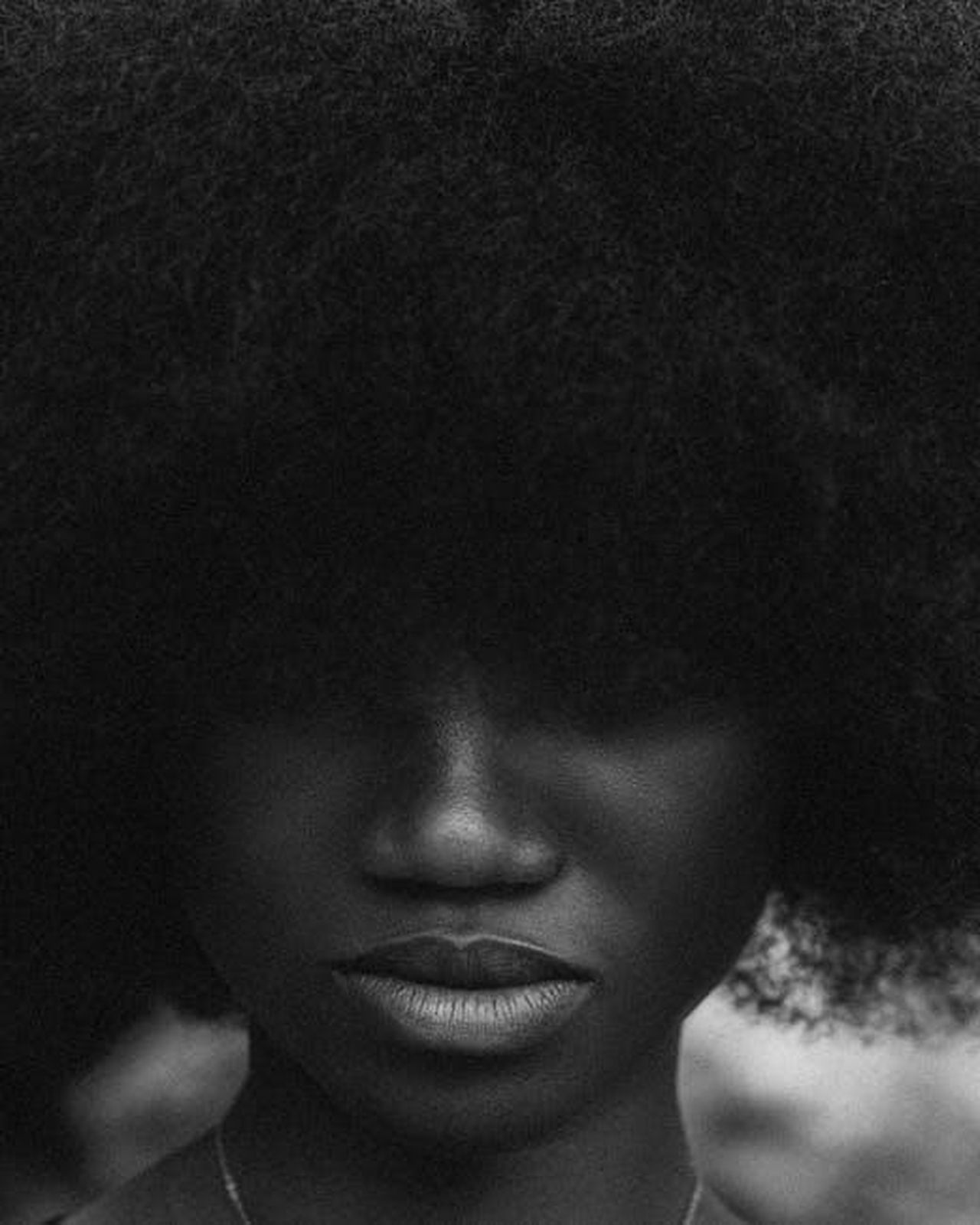 Moroccanoil_Root_Boost_volume_istantaneo_SyEPdGgyG4 - Confidenze24 Source: David Eluwole - pexels - Black and white close-up portrait of a woman with natural afro hair, embracing beauty and confidence.