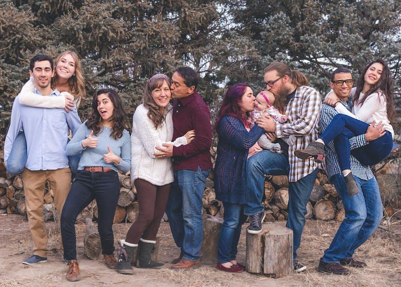 Morris_Chestnut_ha_figli_PVVpIzgvkT - Confidenze24 Source: Craig Adderley - pexels - A cheerful family enjoying quality time together outdoors, capturing joyful and loving moments.