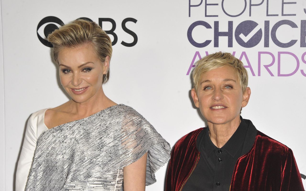 Motivi_finanziari_dietro_il_trasferimento_di_Ellen_e_Portia_eJMGUHq7EZ - Confidenze24 Source: Elizabeth Goodenough/Everett Collection - SheKnows - Ellen DeGeneres e Portia de Rossi ai People's Choice Awards 2017