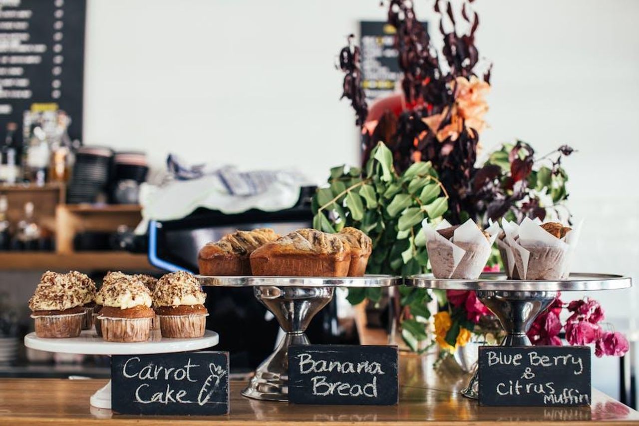 Muffin_alla_banana_un_cult_tra_le_ricette_cktLqwl1qR - Confidenze24 Source: Rachel Claire - pexels - Various many sweet cakes placed on wooden counter for sale in cafe in daytime