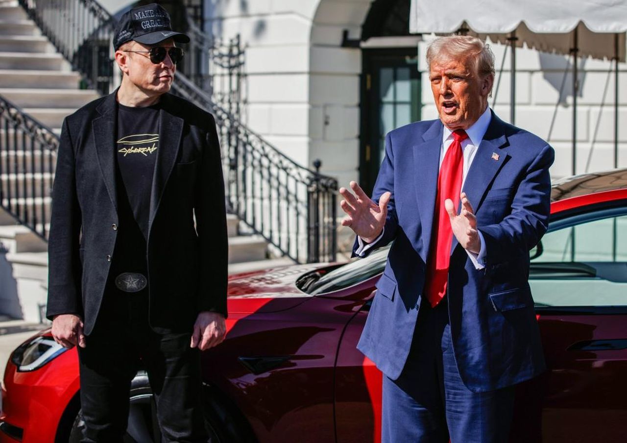 Musk_e_Trump_alla_Casa_Bianca_B8ZDBc7N5C - Confidenze24 Musk e Trump alla Casa Bianca Trump presenta Tesla