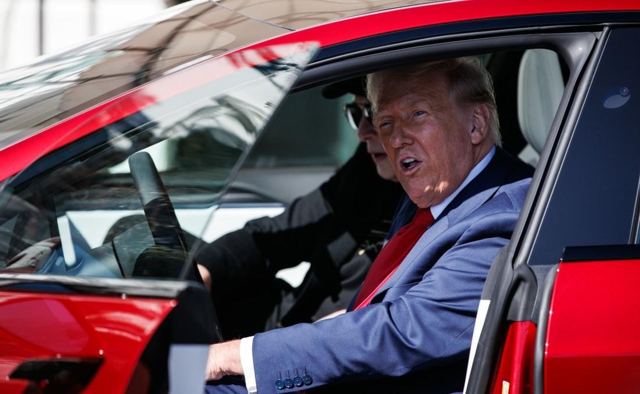 Musk_e_Trump_alla_Casa_Bianca_iz0vTyupIf - Confidenze24 Musk e Trump alla Casa Bianca Musk e Trump presentano Tesla