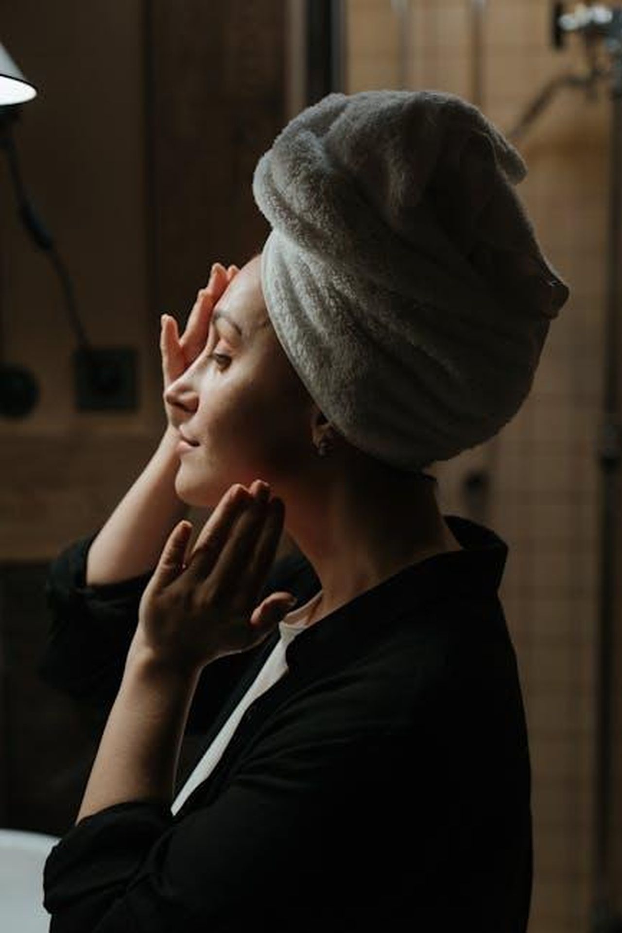 Myleene_Klass_e_i_suoi_segreti_di_bellezza_0xufd2Qg3w - Confidenze24 Source: cottonbro studio - pexels - A woman indulges in a soothing skincare routine at home, promoting wellness and tranquility.