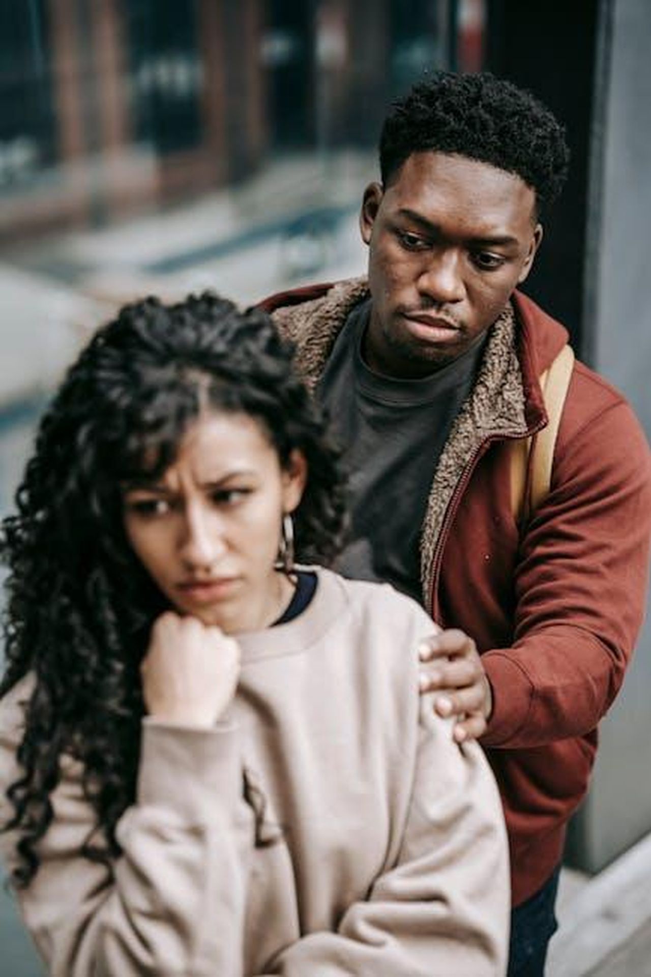 NAACP_Condanna_Retorica_Razzista_3xJBvkIs3w - Confidenze24 Source: Keira Burton - pexels - Unhappy young multiracial couple in casual clothes standing in city street while arguing with each other in daylight