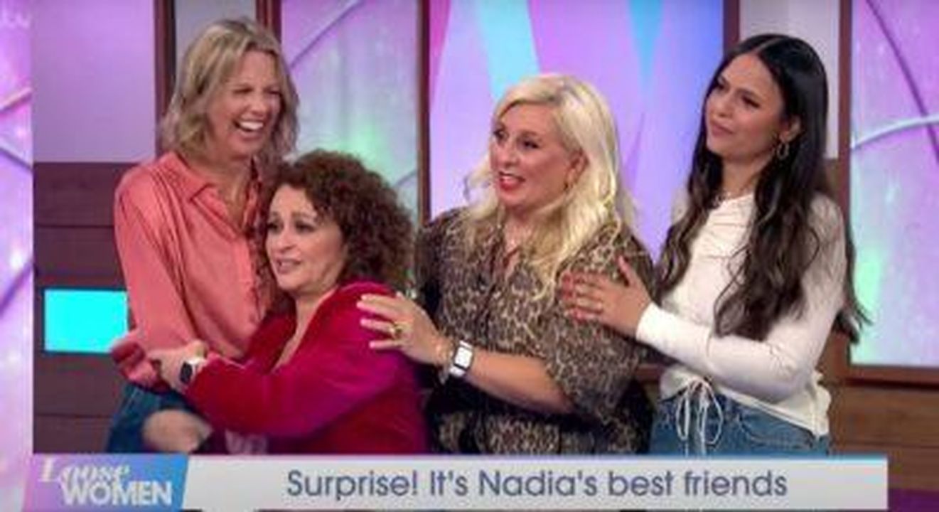 Nadia_Sawalha_fa_un_appello_per_la_sua_amica_UzEr5RBj8N - Confidenze24 Source: Credit: YouTube - - Nadia Sawalha con amici su Loose Women