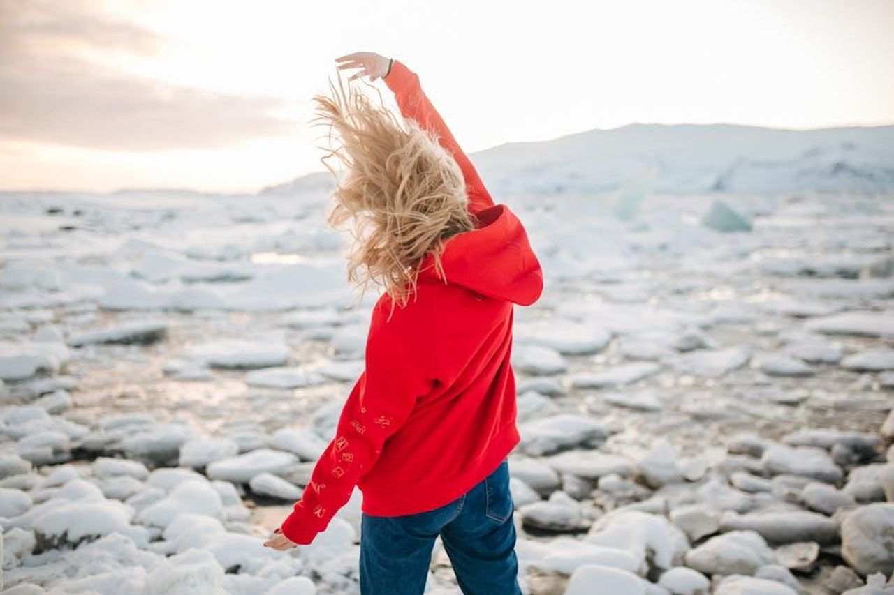 Nessun_piano_attuale_per_unaltra_serie_QMDXNvZXGP - Confidenze24 Source: Pavel Danilyuk - pexels - Woman with blonde hair dancing by a frozen lake in winter.