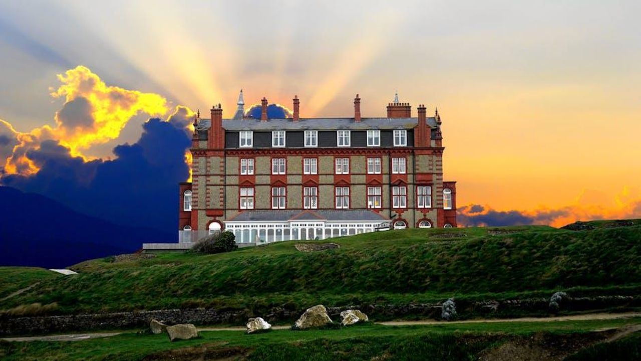 Newquay_la_citt_del_divertimento_e_della_gastronomia_pwJrpCClN1 - Confidenze24 Source: Mike Bird - pexels - A stunning hotel exterior during sunset, located in Newquay, Cornwall.