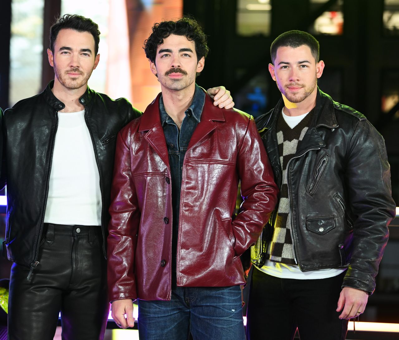 Nick_Jonas_parla_della_sua_vita_da_padre_GZZ3aVsBiz - Confidenze24 Source: Kristina Bumphrey/Penske Media - SheKnows - Nick Jonas, Kevin Jonas e Joe Jonas sul palco a New York