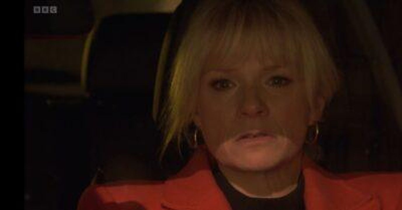 Nicola_ha_confermato_il_suo_ruolo_nella_morte_di_Shireen_Wtcz5mpObn - Confidenze24 Source: BBC - - Nicola in auto su EastEnders, con un'espressione sospetta