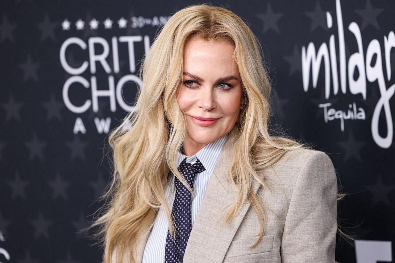 Nicole_Kidman_e_il_suo_amore_per_i_fiori_DVLrl4pr10 - Confidenze24 Nicole Kidman e il suo amore per i fiori Nicole Kidman con fiori