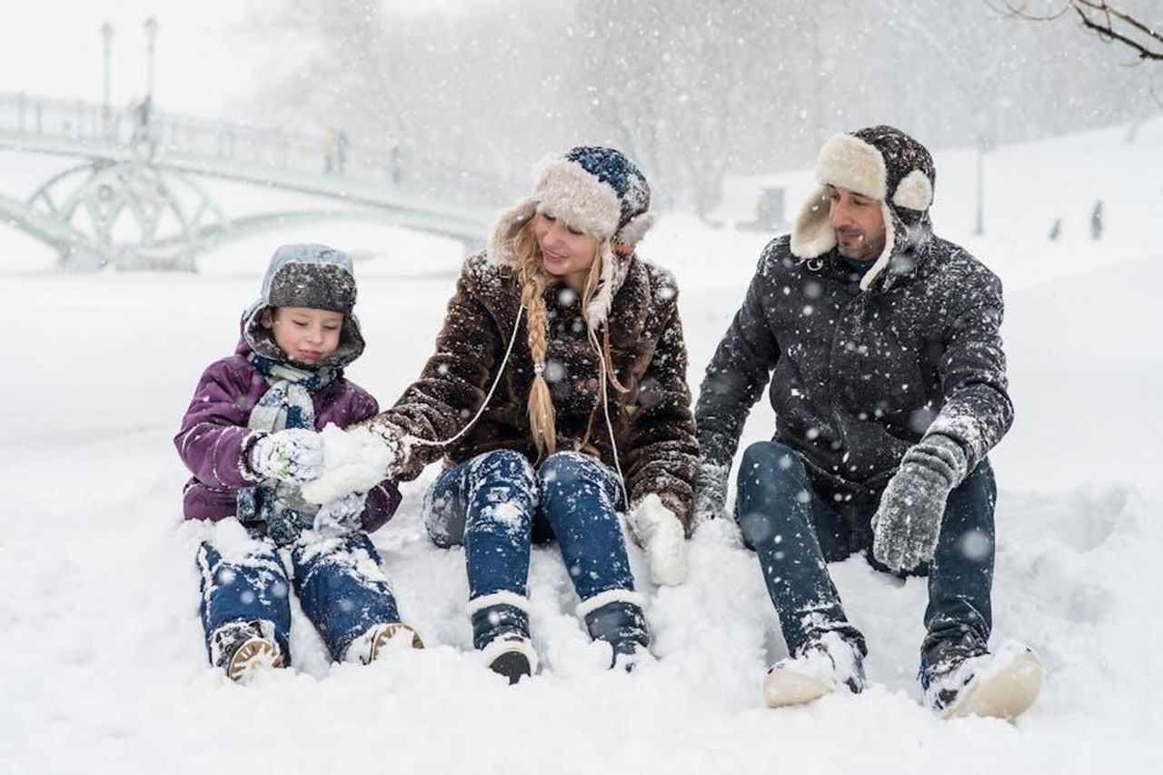 Nikita_Kuzmin_parla_della_sua_famiglia_mQRSZZukGf - Confidenze24 Source: Vika Glitter - pexels - Happy family enjoying playful time in snowy winter park, capturing joyful moments in nature.