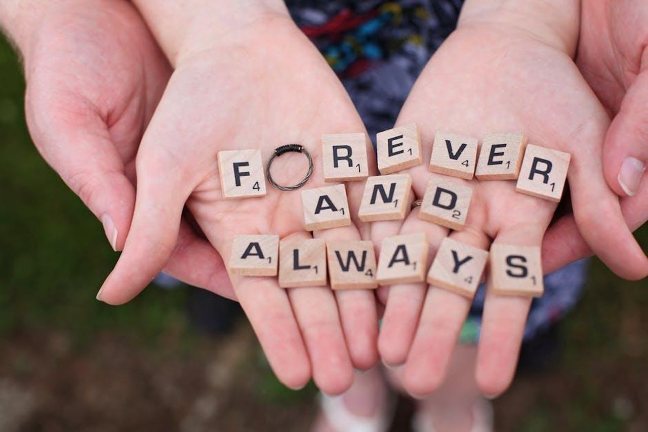 Nikita_Kuzmin_stuzzica_un_fidanzamento_04XG9Qzsjw - Confidenze24 Source: Leah Newhouse - pexels - Hands holding 'forever and always' in Scrabble letters, symbolizing eternal love.