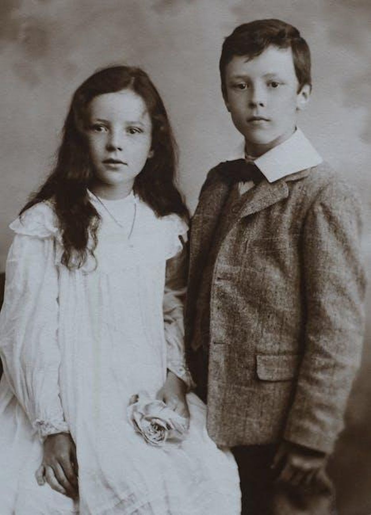 Nomi_classici_maschili_che_iniziano_con_E_CbyijJbbSg - Confidenze24 Source: Suzy Hazelwood - pexels - A nostalgic vintage photo of siblings in Victorian clothing, showcasing childhood in monochrome.