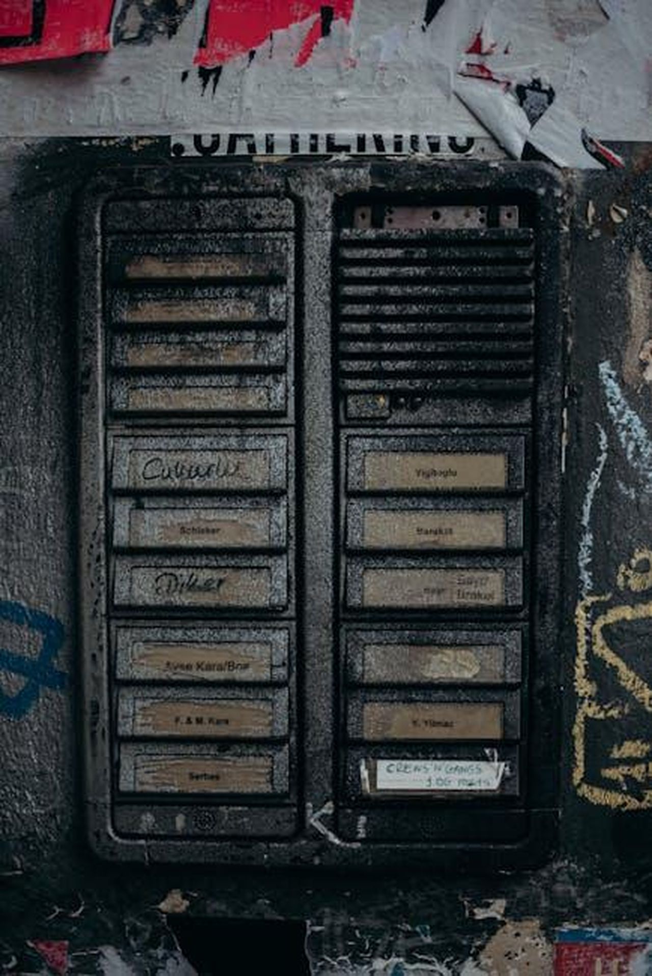 Nomi_di_mezzo_femminili_e_vintage_0JG5laV9kl - Confidenze24 Source: cottonbro studio - pexels - Close-up of a vintage intercom panel with graffiti in an urban setting, showcasing textured details.