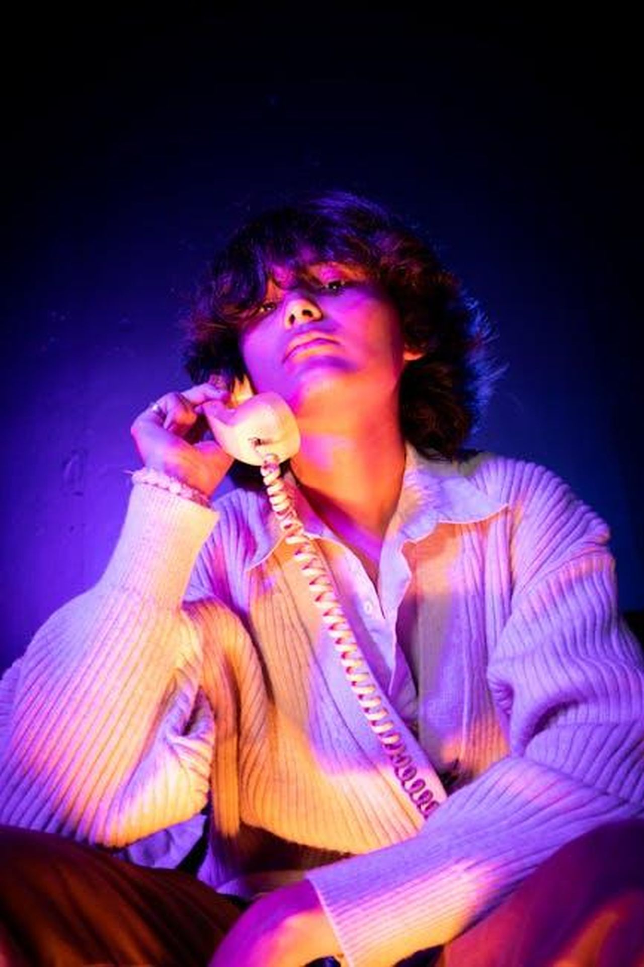 Nomi_trendy_maschili_che_iniziano_con_E_7uuyHaZ8Ne - Confidenze24 Source: OG Productionz - pexels - Moody portrait of a person using a vintage phone in vibrant neon light.