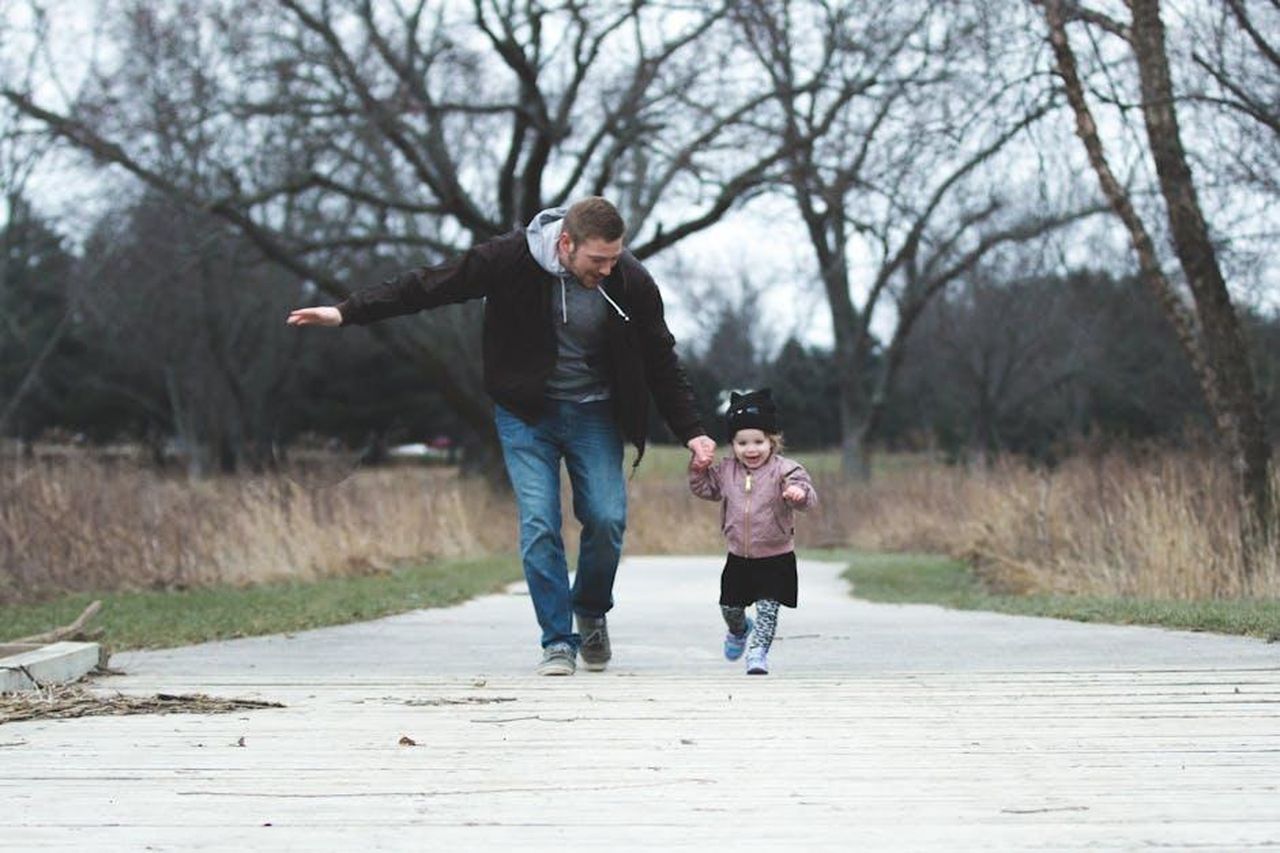 Non__mai_troppo_tardi_APuYIvFWuf - Confidenze24 Source: Josh Willink - pexels - Dad and daughter enjoying a walk in the park, symbolizing love and togetherness.