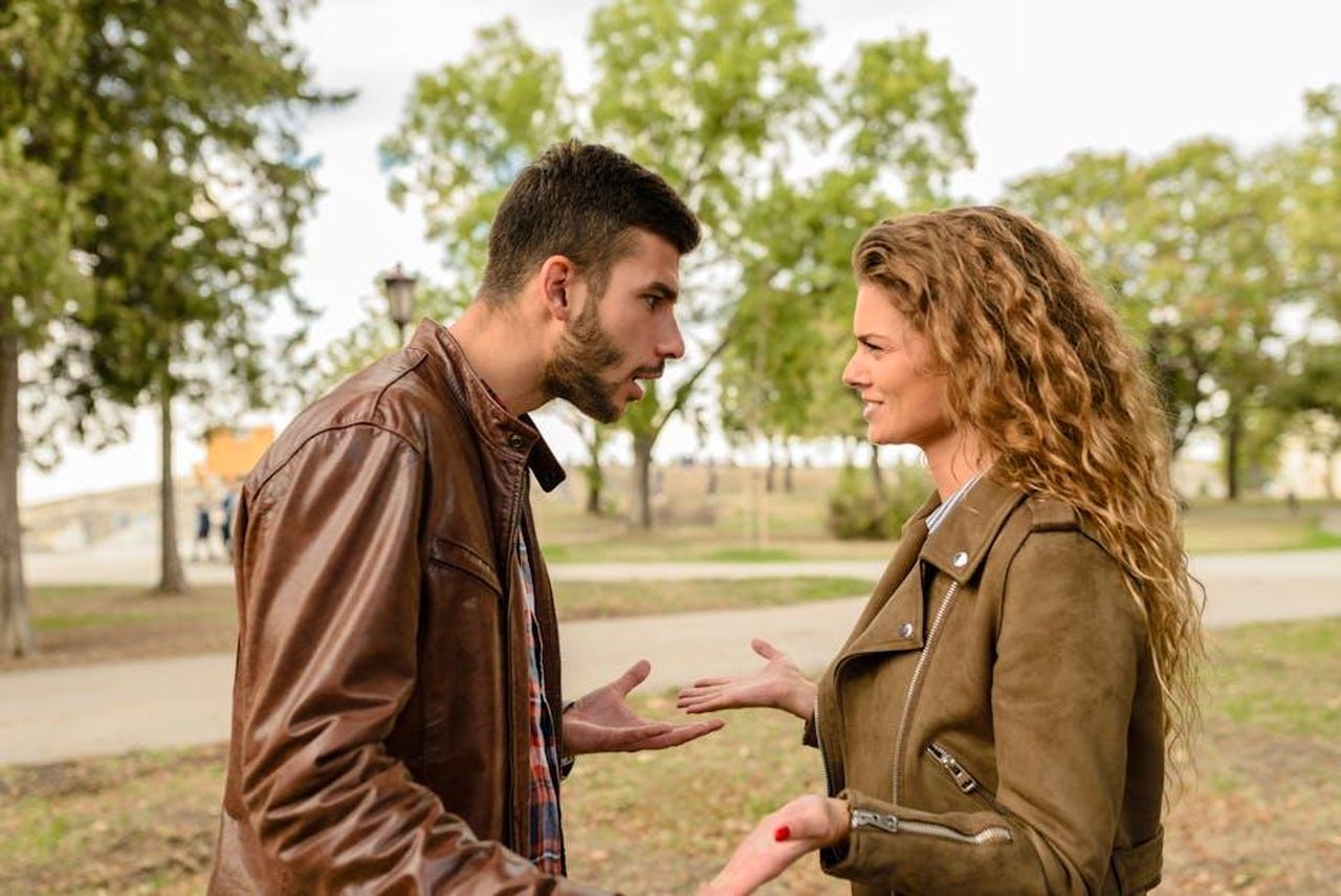 Non__pronto_a_uscire_con_qualcun_altro_1f476SsJmi - Confidenze24 Source: Vera Arsic - pexels - A couple having an argument outdoors, expressing frustration and conflict.