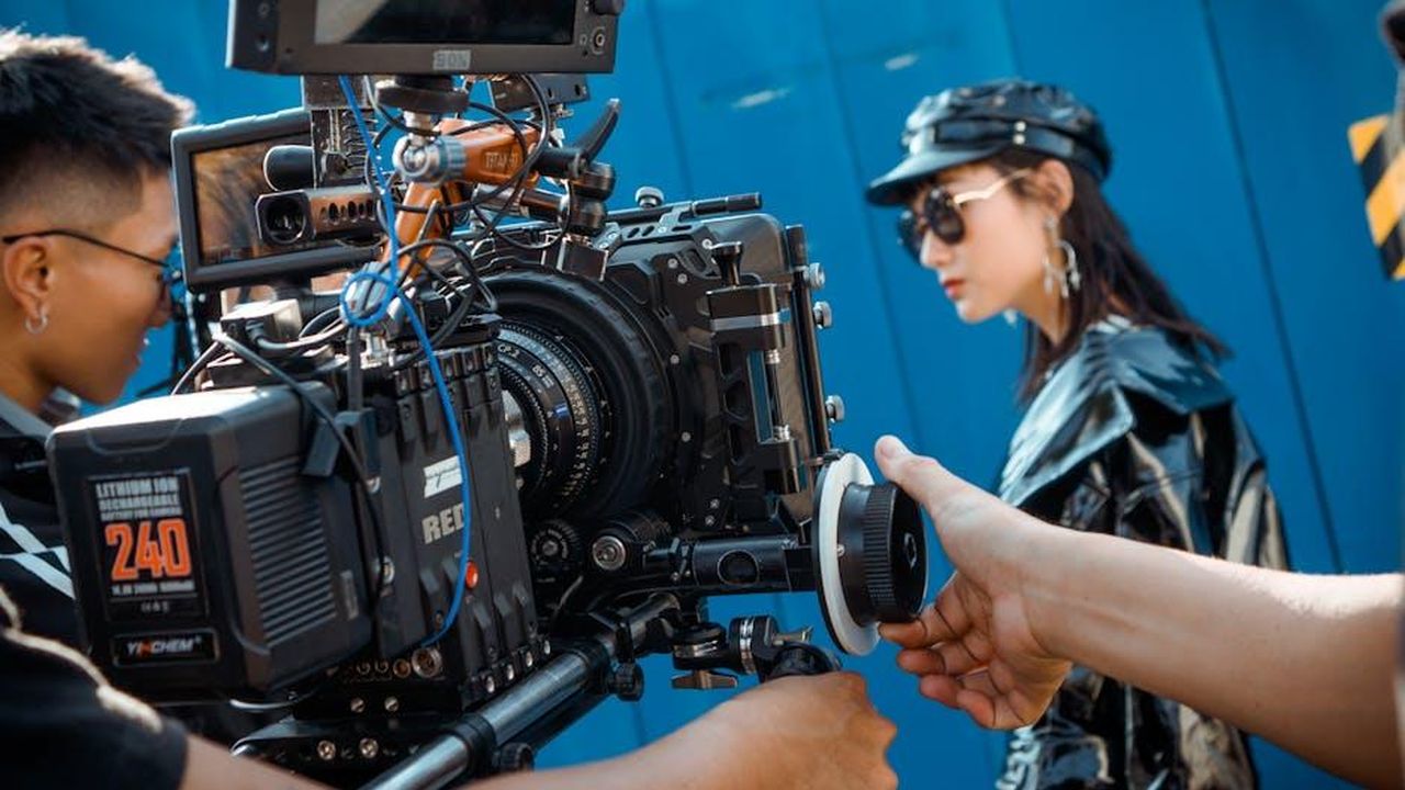 Non_lo_vedevo_come_scandaloso_d7ELuB68IN - Confidenze24 Source: Lê Minh - pexels - Close-up of a professional video production setup on an outdoor film set.