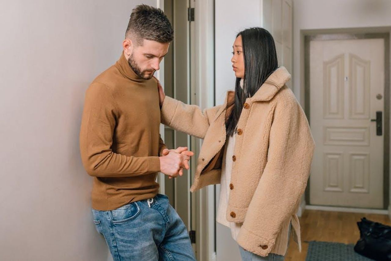 Non_potr_ignorare_il_video_DtCnGVElAw - Confidenze24 Source: Alena Darmel - pexels - An interracial couple engaged in a serious conversation inside a home, showcasing emotion and connection.