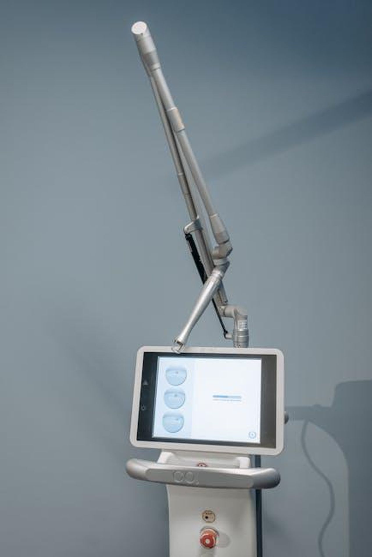 Non_riesco_a_relazionarmi_con_chi_deforma_completamente_il_viso_j1X17LfIcC - Confidenze24 Source: Pavel Danilyuk - pexels - High-tech laser device used in medical procedures, featuring a digital screen, photographed indoors.