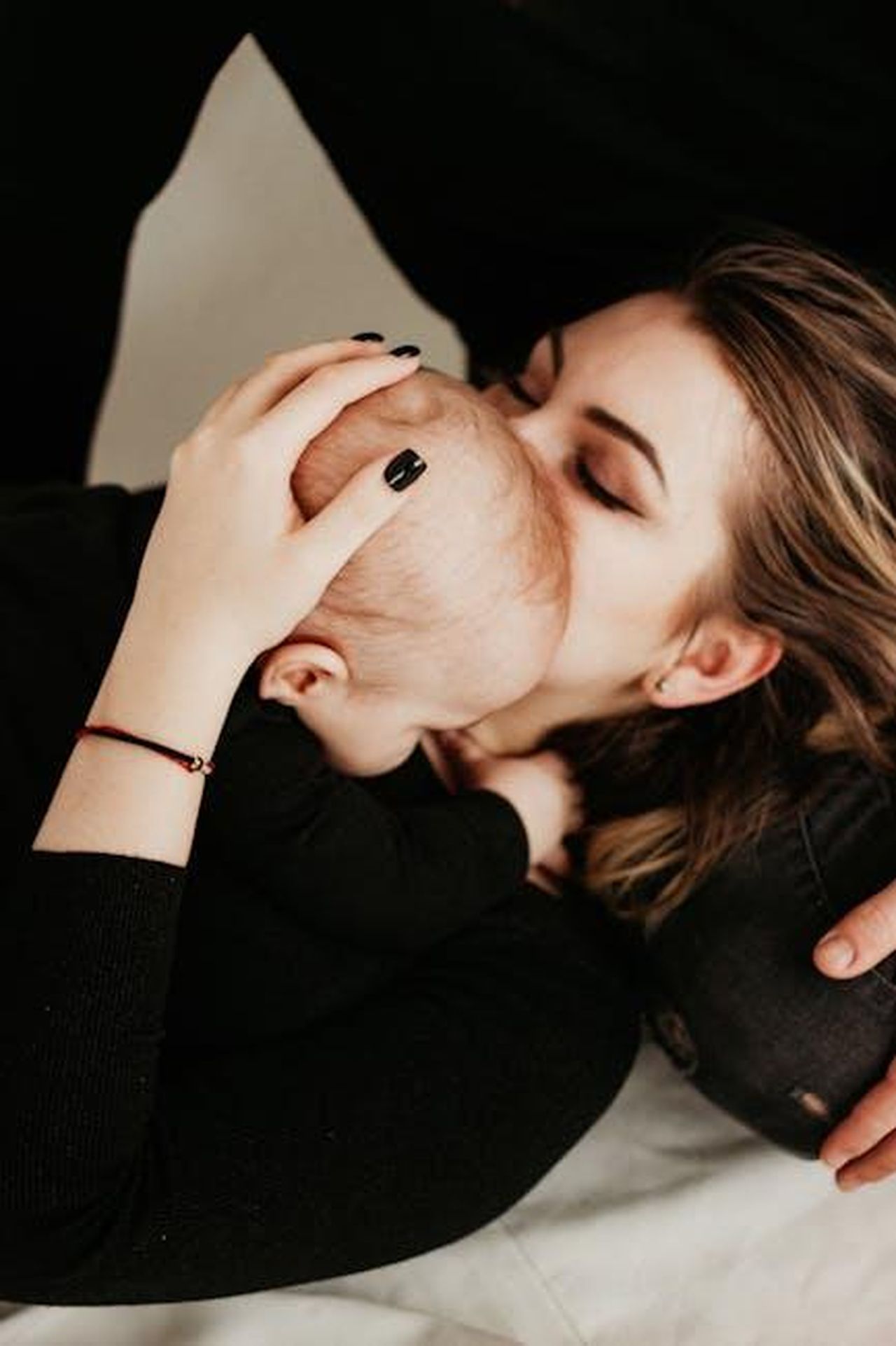Non_voglio_entrare_in_questo_b8p6xykHll - Confidenze24 Source: Dasha - pexels - A loving mother embraces her baby, capturing a tender moment of family affection in Ukraine.