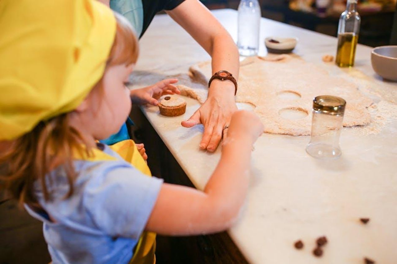 Non_vorranno_una_guerra_di_parole_2HGB4Jfg0Y - Confidenze24 Source: RDNE Stock project - pexels - A child and adult baking together, rolling dough on a kitchen counter with cookie cutters.