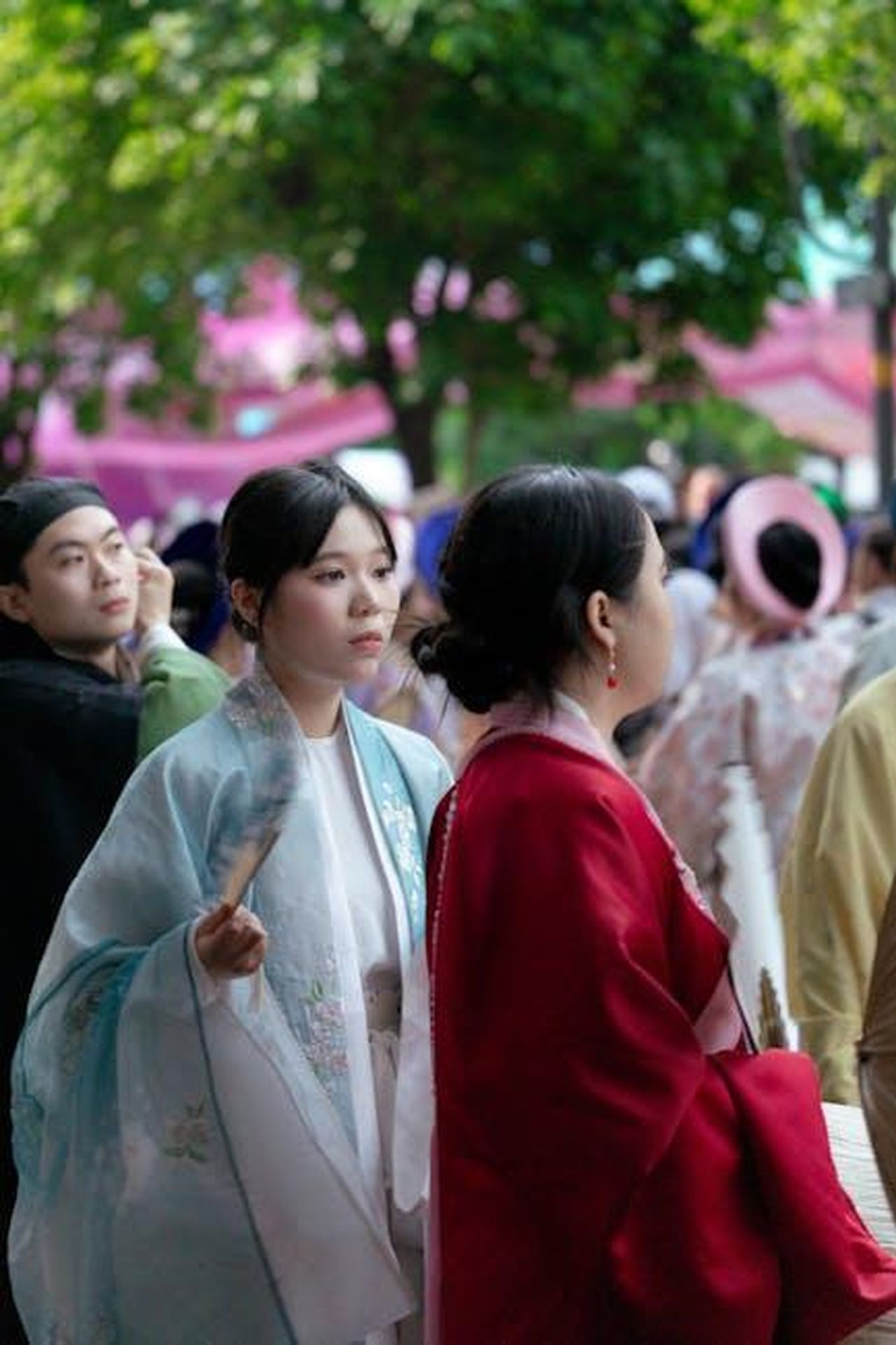 Nuova_teoria_dei_fan_prevede_che_Zack_sar_assassinato_RIq6KIHGx3 - Confidenze24 Source: Thien Phuoc Phuong - pexels - Women in traditional Asian clothing at a cultural festival outdoors.
