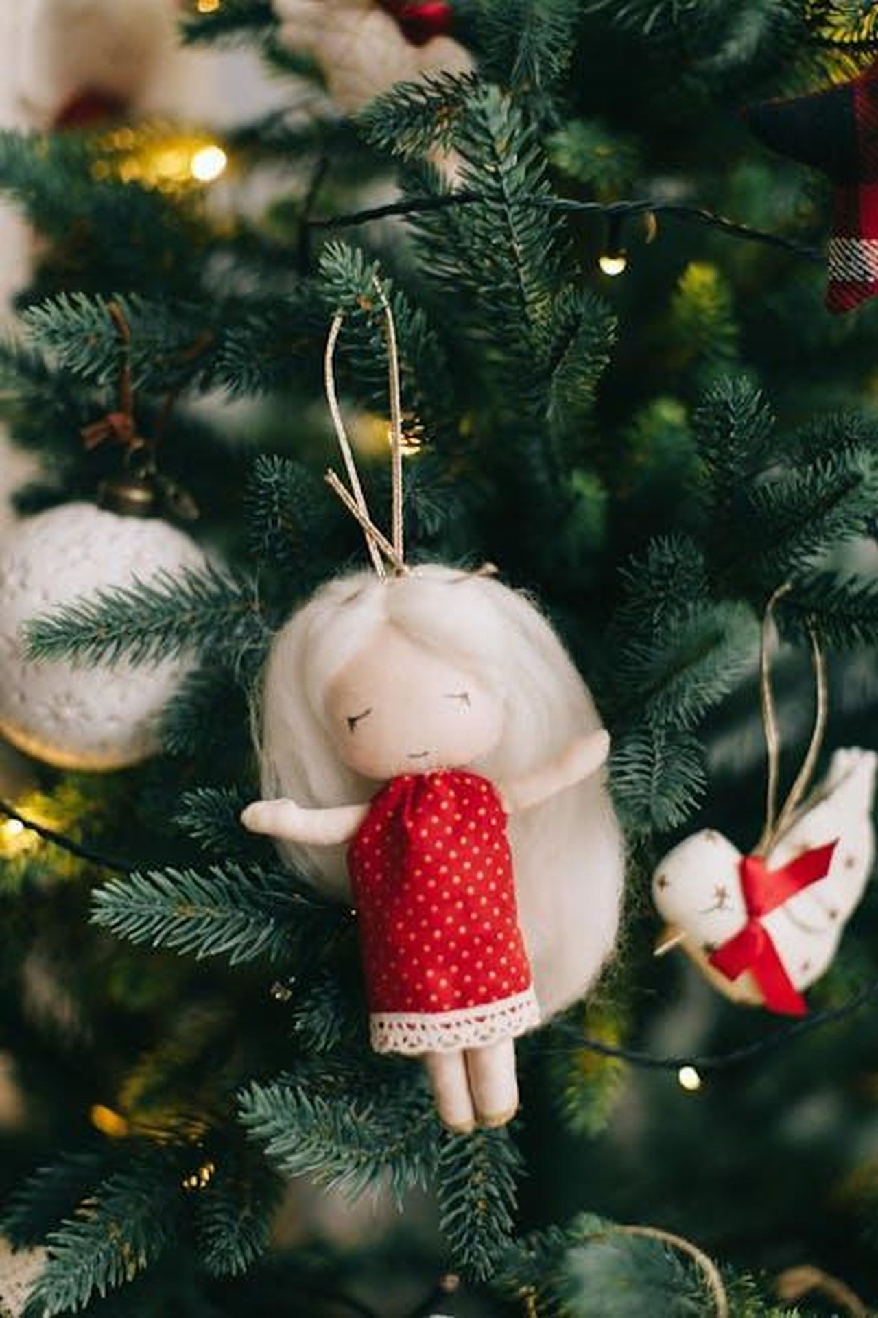 Nuovi_Modelli_di_Squishmallows_in_Arrivo_H5qXTE1Qz7 - Confidenze24 Source: Lina Kivaka - pexels - Charming Christmas tree adorned with a whimsical doll and festive ornaments.