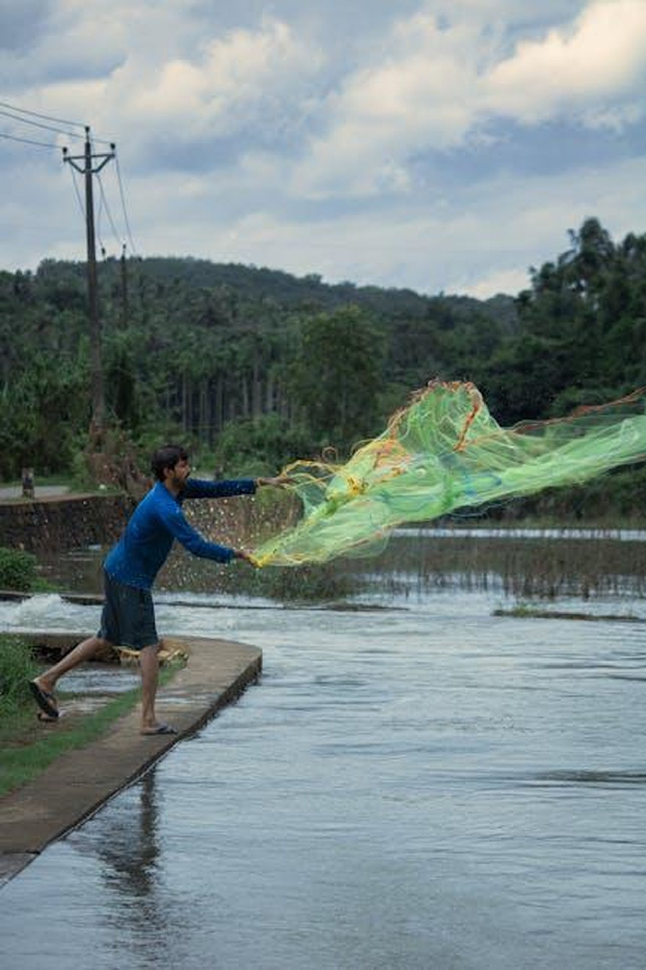 Nuovi_arrivi_nel_cast_per_la_stagione_finale_VP8gB5DBCN - Confidenze24 Source: Adarsh Mp - pexels - A fisherman skillfully casting his net in a serene Kerala river, showcasing traditional fishing techniques.
