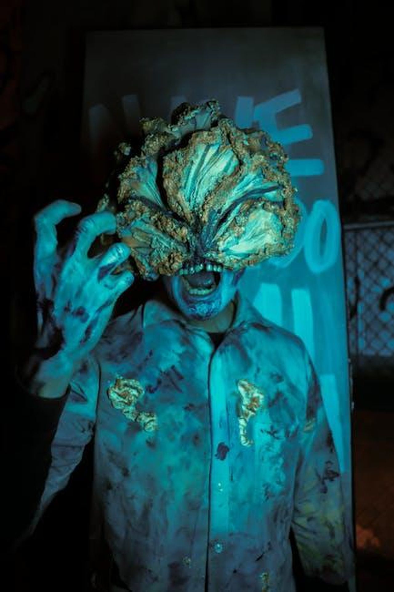 Nuovo_spinoff_in_arrivo_FBI_CIA_46tPBx6V0F - Confidenze24 Source: Gerardo Manzano - pexels - A creative horror scene featuring a man with a surreal monster mask in neon lights.