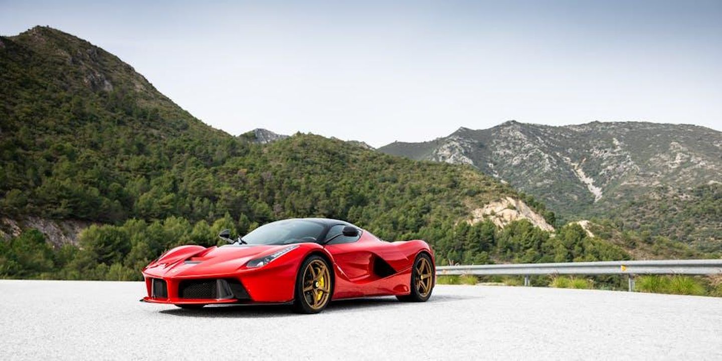 Nutrire_loro__incredibilmente_costoso_bNASkYrgF8 - Confidenze24 Source: Quentin Martinez - pexels - A striking red sports car parked on a mountain road surrounded by lush greenery.