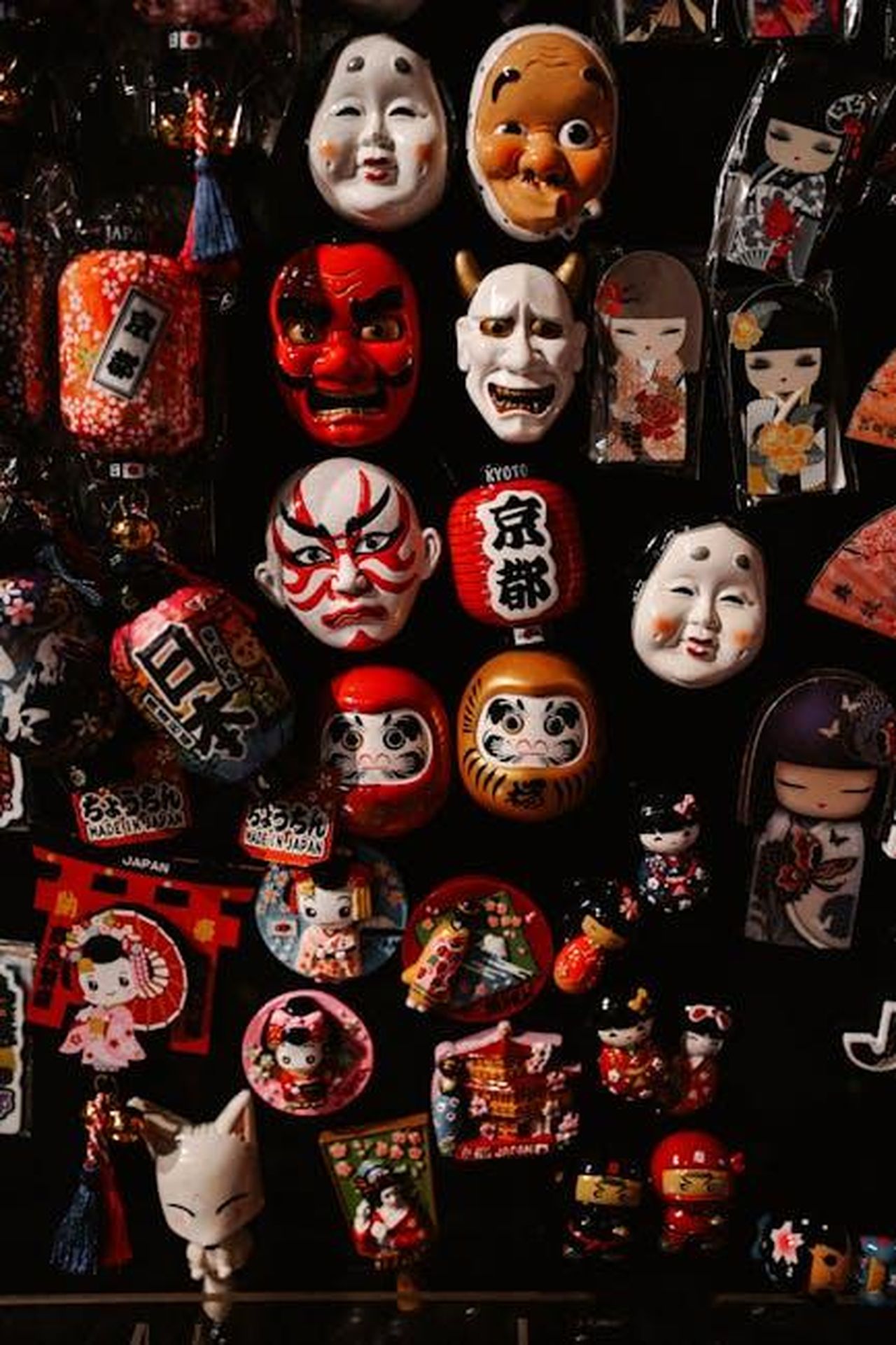 Occasioni_imperdibili_per_i_collezionisti_di_bambole_NZkHb4fFqB - Confidenze24 Source: Kristina Mitina - pexels - Colorful display of traditional Japanese masks and souvenirs in Kyoto, Japan.