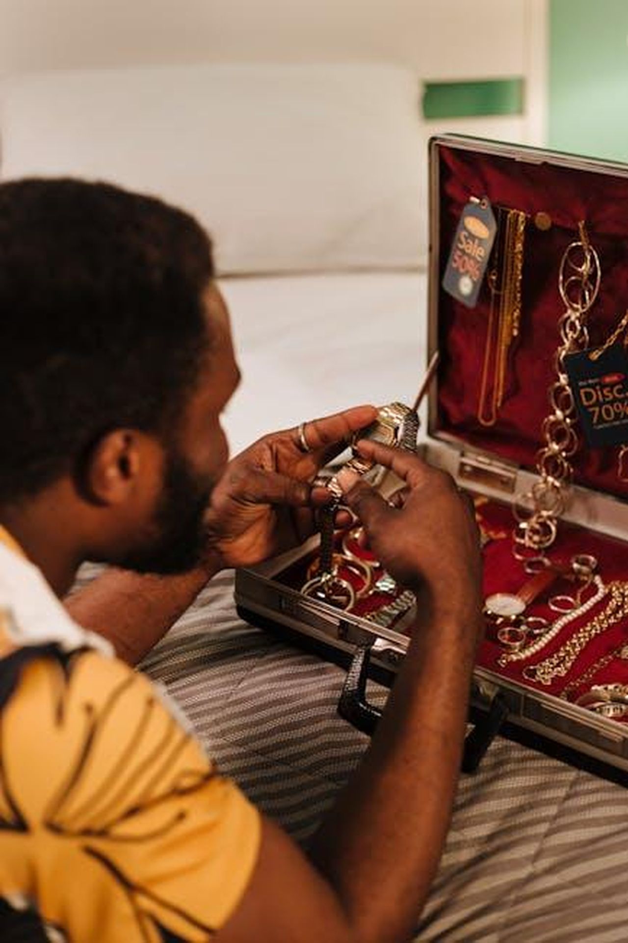 Offerta_e_recensioni_del_Cozy_Earth_Bubble_Cuddle_Blanket_gYI4W3CT5w - Confidenze24 Source: Ron Lach - pexels - Man inspecting jewelry in suitcase with sale tags, indoors.