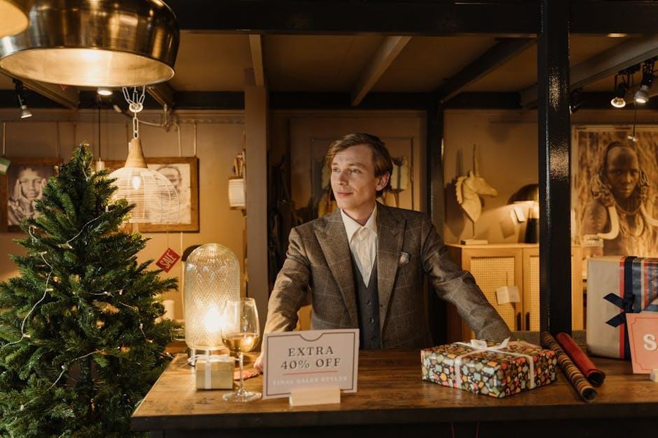 Offerta_esclusiva_per_i_lettori_JT5VcJ5tDF - Confidenze24 Source: cottonbro studio - pexels - A sophisticated store display with gifts, a Christmas tree, and a 40% off sale sign.