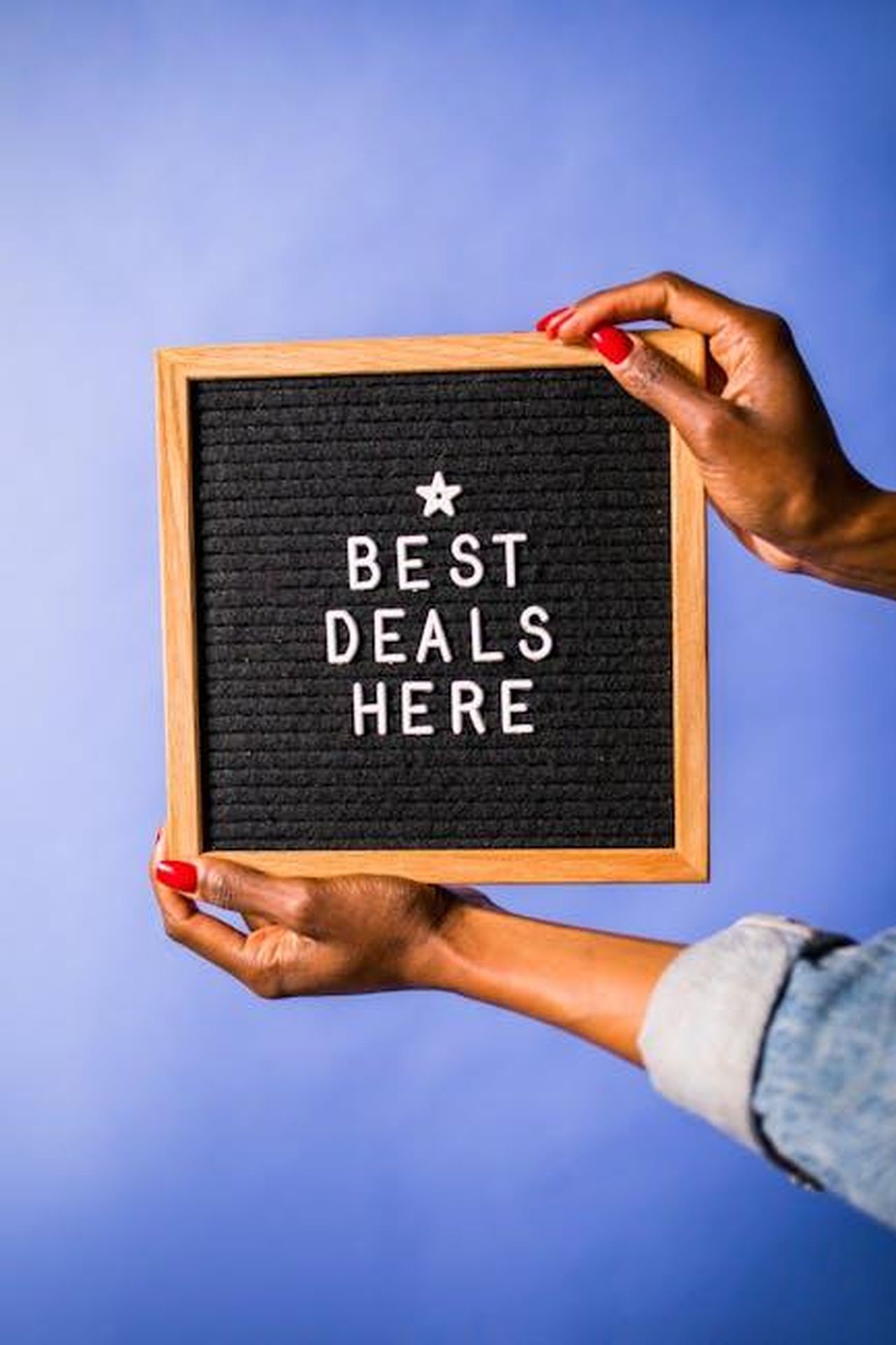 Offerta_esclusiva_per_il_Womanizer_Enhance_vk8xHThpGZ - Confidenze24 Source: RDNE Stock project - pexels - Photo of hands holding a letter board with 'best deals here' on a blue background.