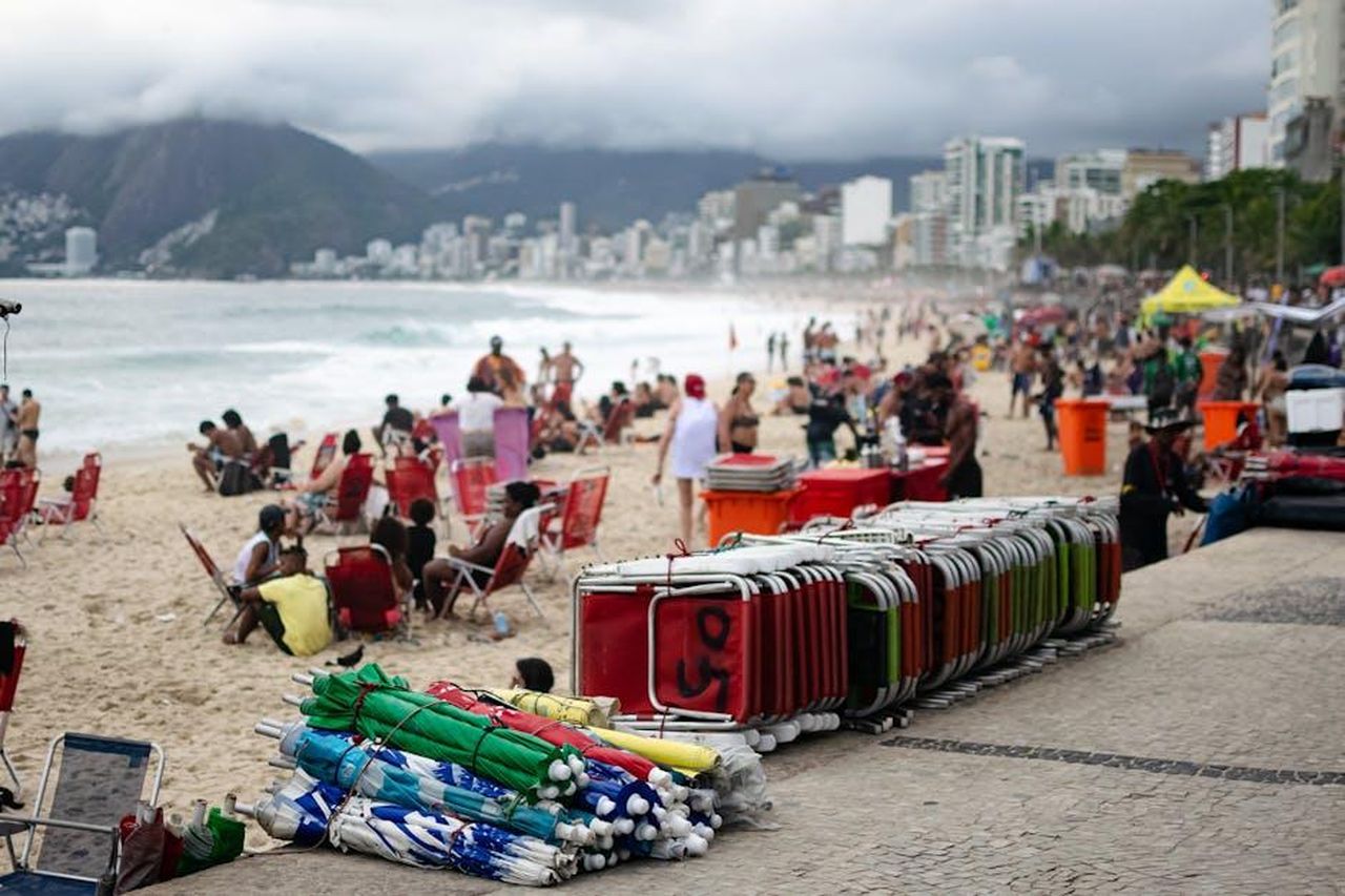 Offerta_imperdibile_teli_a_4_ihdKEQSpTd - Confidenze24 Source: Vinícius Vieira ft - pexels - Experience the lively atmosphere at Arpoador Beach with stunning views of the Rio coastline.