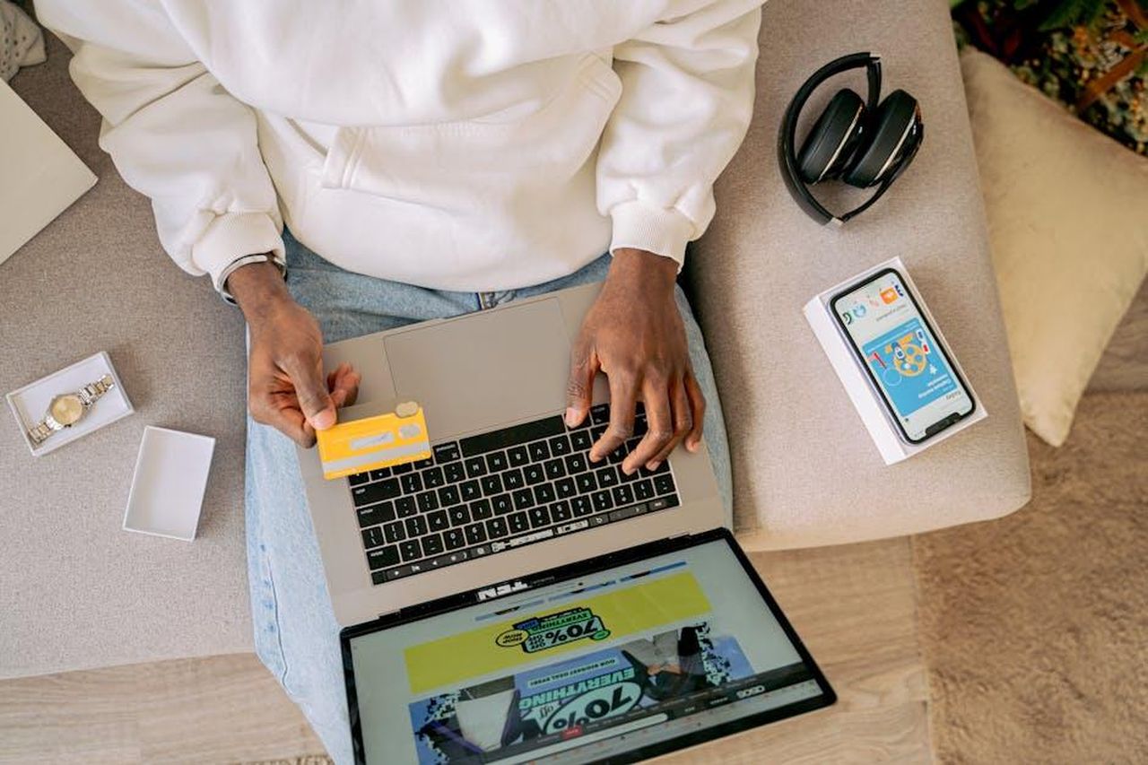 Offerta_speciale_e_disponibilit_5Zx7vsolyL - Confidenze24 Source: Antoni Shkraba - pexels - Person shopping online with a credit card on a laptop, emphasizing convenience and technology.