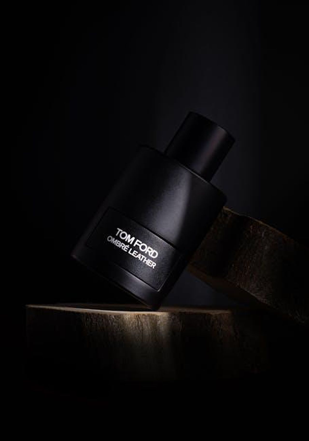 Offerta_speciale_su_Nordstrom_86o5OOMYiE - Confidenze24 Source: Pic Matti - pexels - Stylish black perfume bottle showcasing elegant design and luxury fragrance.