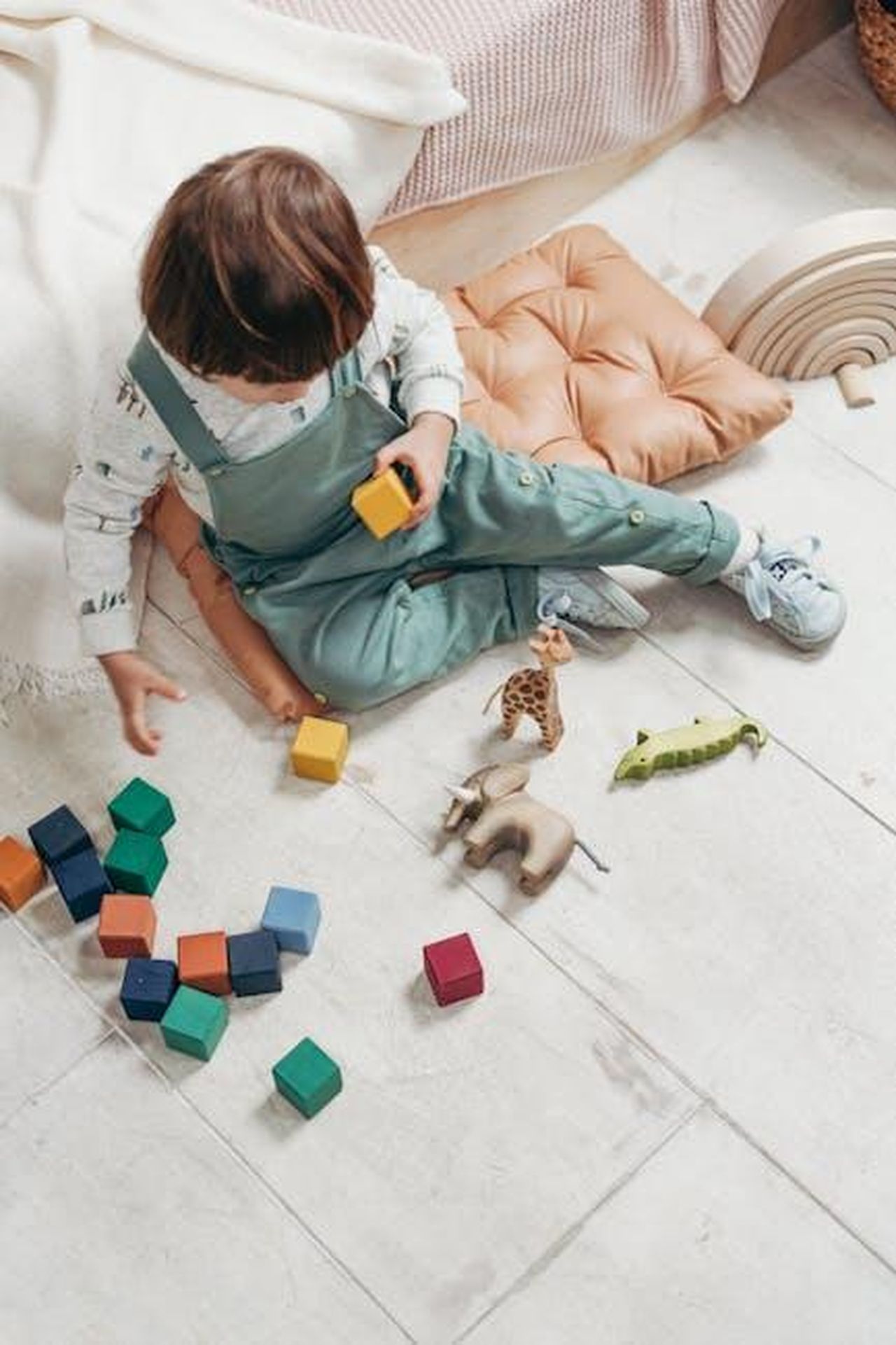 Offerte_LEGO_da_non_perdere_durante_la_Target_Circle_Week_6JQUe5tQOs - Confidenze24 Source: cottonbro studio - pexels - A young child engaged in play with colorful wooden blocks and animal figures indoors.